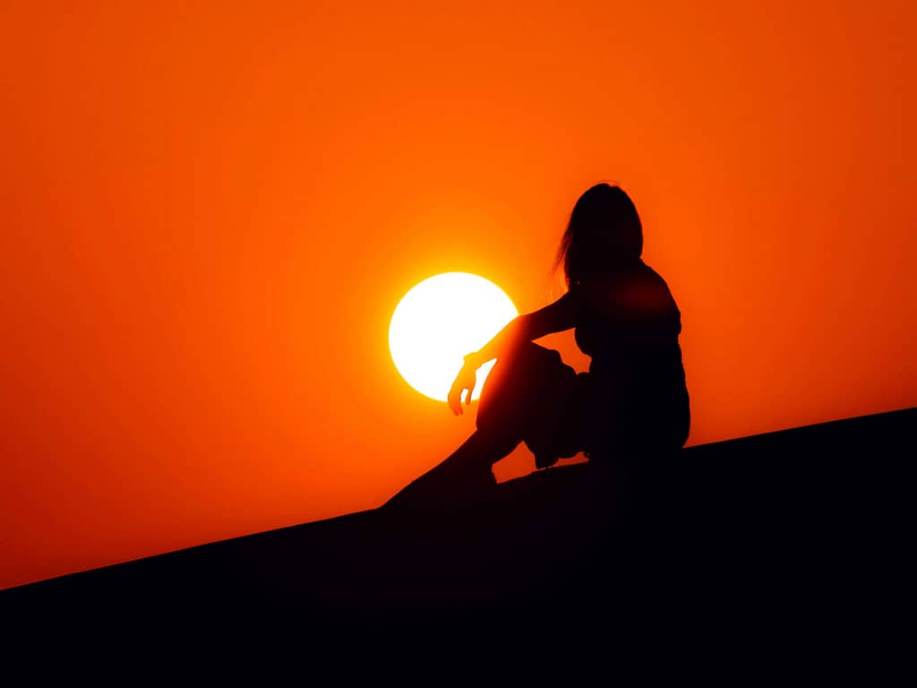 夕日と人影(圧縮効果の強い写真の見本)
